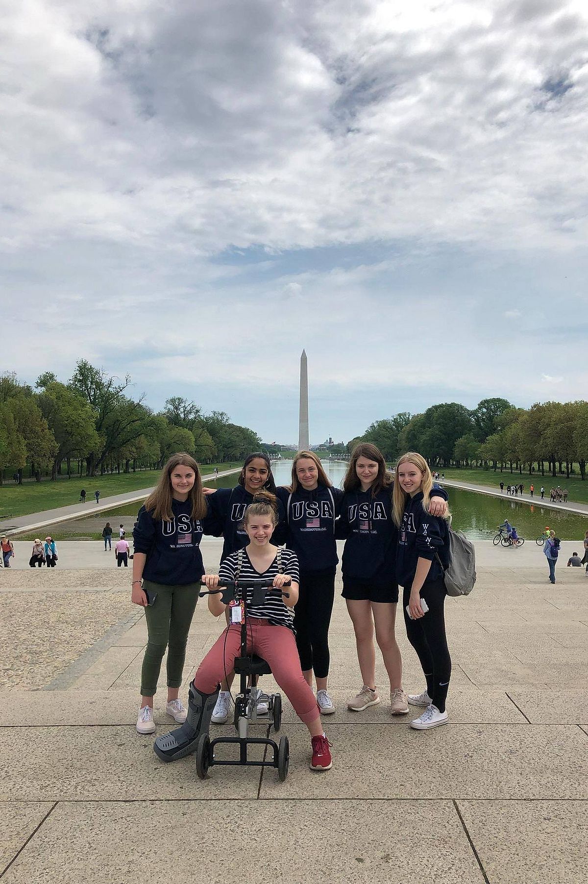Students in front of the Washington Monument